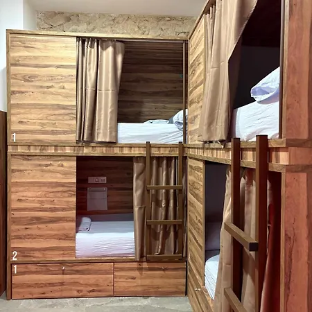 Marevita Hostel-quiet & Super Hygienic With Privacy Beds-ideal For Winter Hostel Αλικάντε