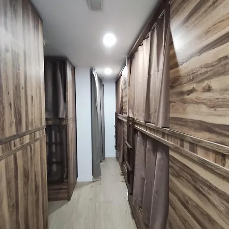 Marevita Hostel-quiet & Super Hygienic With Privacy Beds-ideal For Winter Vandrerhjem
